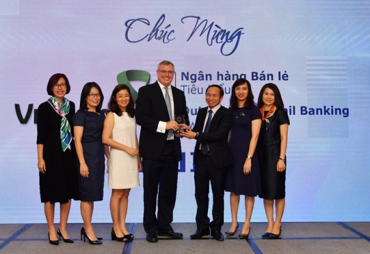 Ông Thomas William Tobin – Giám đốc Khối bán lẻ (thứ 4 từ trái sang) và đại diện các phòng/ban/trung tâm thuộc Khối bán lẻ Vietcombank nhận Giải thưởng “Ngân hàng bán lẻ tiêu biểu” năm 2018