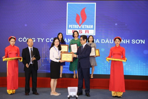 Đại diện BSR nhận Chứng nhận:“Doanh nghiệp có Năng lực quản trị tài chính tốt nhất ngànhdịch vụ dầu khí