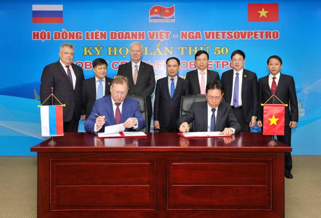 Các bên ký văn kiện Kỳ họp Hội đồng Vietsovpetro lần thứ 50 trước sự chứng kiến của đại biểu tham dự