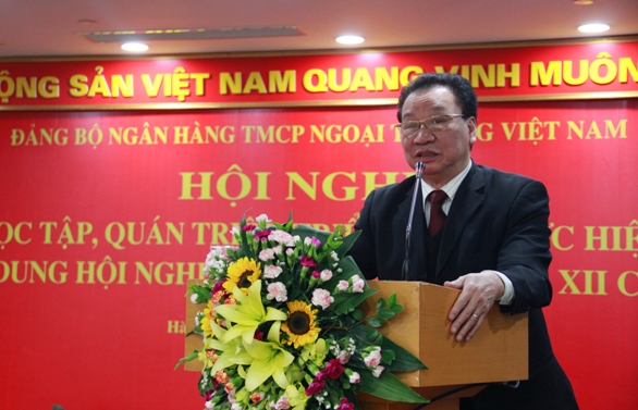 GS.TS Phùng Hữu Phú - nguyên Ủy viên Trung ương Đảng, Phó Chủ tịch Thường trực Hội đồng lý luận Trung ương truyền đạt các nội dung của Nghị quyết