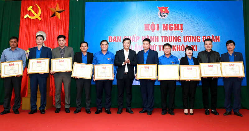 Bí thư thứ nhất Trung ương Đoàn Lê Quốc Phong trao tặng Bằng khen của BCH Trung ương Đoàn cho các cá nhân có thành tích xuất sắc năm 2018