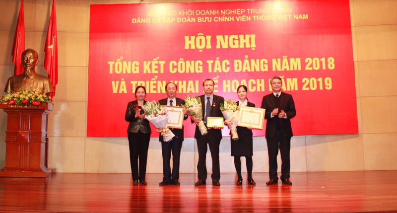 Đồng chí Đoàn Thị Hồng Nga - Ủy viên Ban Thường vụ, Trưởng Ban Tuyên giáo Đảng ủy Khối DNTW và đồng chí Trần Mạnh Hùng - Ủy viên BCH Đảng bộ Khối, 