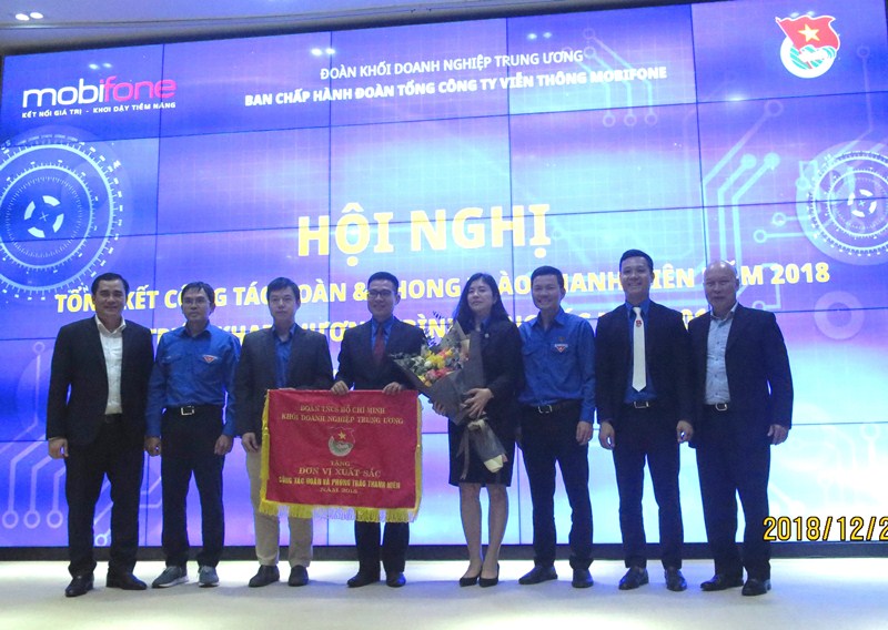 Đồng chí Trần Mạnh Thắng - Bí thư Đảng ủy, Chủ tịch HĐTV MobiFone và đồng chí Vũ Đức Tú - Ủy viên BTV Trung ương Đoàn, Bí thư Đoàn Khối DNTW trao Cờ đơn vị xuất sắc