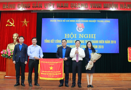 Bí thư thứ nhất Trung ương Đoàn Lê Quốc Phong và Phó Bí thư Đảng ủy Khối DNTW Phạm Tấn Công  trao tặng Cờ thi đua của Chính phủ cho Đoàn thanh niên Khối Doanh nghiệp Trung ương đạt danh hiệu đơn vị xuất sắc trong phong trào thi đua.