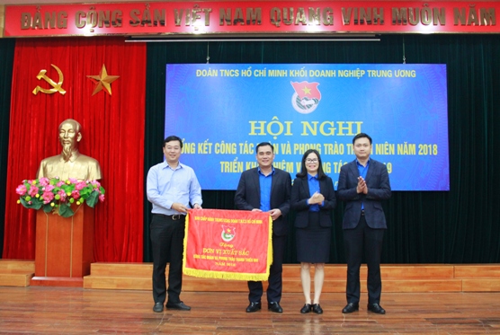 Tặng cờ thi đua xuất sắc trong công tác Đoàn và phong trào thanh niên năm 2018 của Ban Chấp hành Trung ương Đoàn cho Đoàn Khối Doanh nghiệp Trung ương