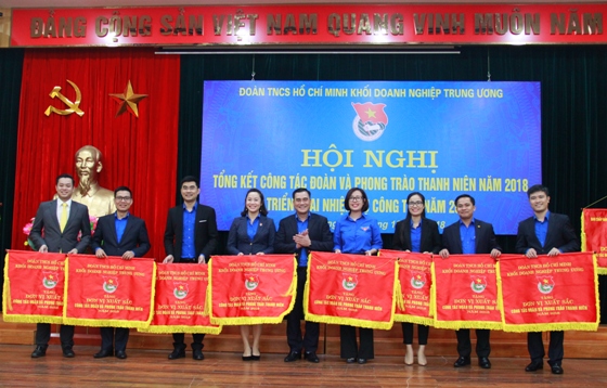 Đồng chí Vũ Đức Tú - Bí thư Đoàn Khối Doanh nghiệp Trung ương trao tặng Cờ và Bằng khen cho những tập thể và cá nhân có thành tích xuất sắc trong công tác Đoàn.