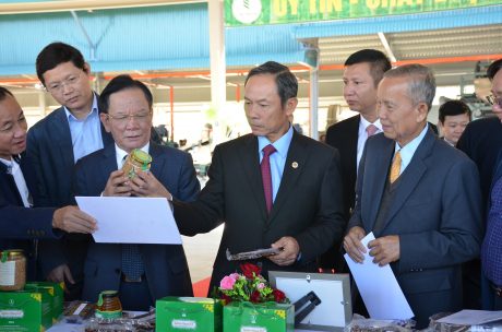 Các đại biểu tham quan quầy trưng bày sản phẩm của Công ty CP Cao su Sơn La