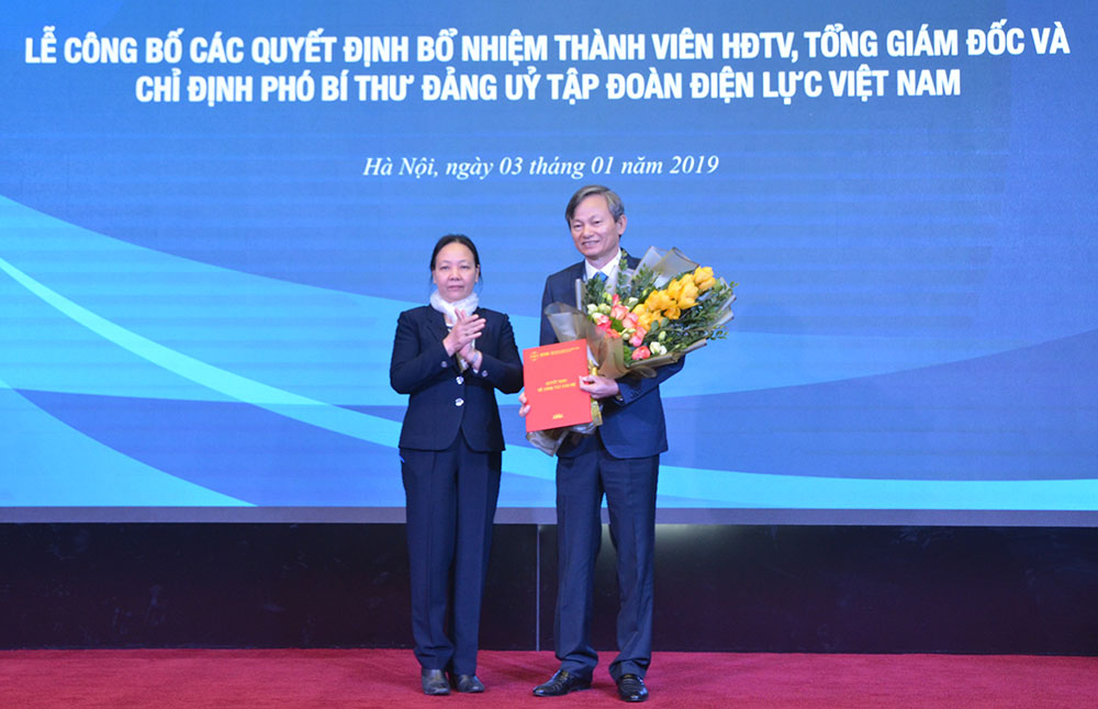 Đồng chí Đoàn Thị Hồng Nga - Ủy viên Ban Thường vụ, Trưởng ban Tuyên giáo Đảng ủy Khối DNTW trao Quyết định chỉ định Phó Bí thư Đảng ủy EVN đối với ông Trần Đình Nhân