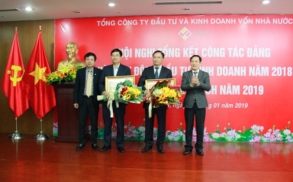 Đồng chí Phạm Tấn Công - Phó Bí thư Thường trực Đảng ủy Khối Doanh nghiệp Trung ương trao Bằng khen của Thủ tướng Chính phủ cho các cá nhân có thành tích xuất sắc