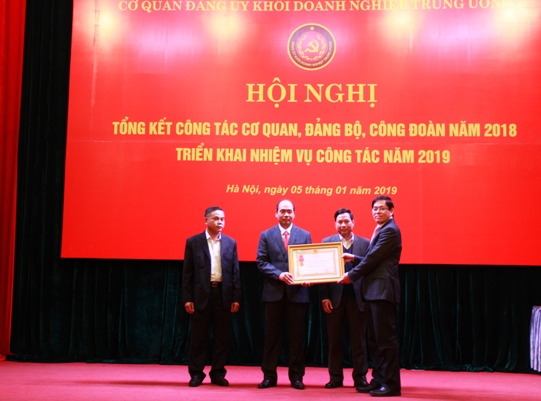 Đồng chí Phạm Viết Thanh - Bí thư Đảng ủy Khối trao tặng Huân chương cho Cơ quan Ủy ban Kiểm tra Đảng ủy Khối Doanh nghiệp Trung ương.