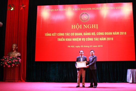 Đồng chí Phạm Tấn Công - Phó Bí thư Thường trực Đảng ủy Khối, Bí thư Đảng ủy Cơ quan Đảng ủy Khối trao tặng Bằng khen cho 1 tập thể đạt danh hiệu “Tập thể lao động xuất sắc” 2 năm liên tục