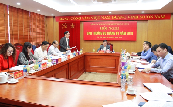 đồng chí Phạm Tấn Công - Phó Bí thư Thường trực Đảng ủy Khối trình bày báo cáo kiểm điểm tập thể Ban Thường vụ Đảng ủy Khối năm 2018