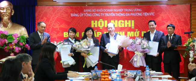 Lãnh đạo Tổng công ty trao quyết định cho lãnh đạo các đơn vị sau khi hợp nhất các cơ quan tham mưu, giúp việc của Đảng ủy Tổng công ty với các cơ quan chuyên môn có chức năng, nhiệm vụ tương đồng