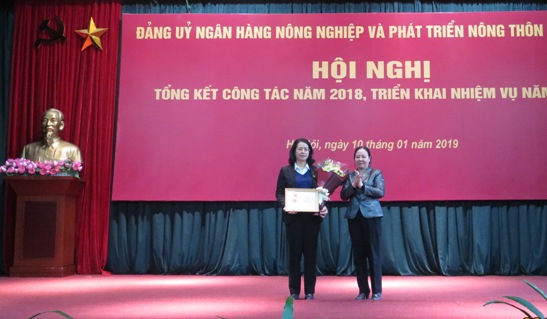 Đồngchí Đoàn Thị Hồng Nga - Ủy viên BTV, Trưởng ban Tuyên giáo Đảng ủy Khối Doanh nghiệp Trung ương trao tặng Kỷ niệm chương vì sự nghiệp Dân vận của Đảng cho đồng chí Nguyễn Thị Phượng - Trưởng Ban Tuyên giáo, Phó Tổng giám đốc Agribank.