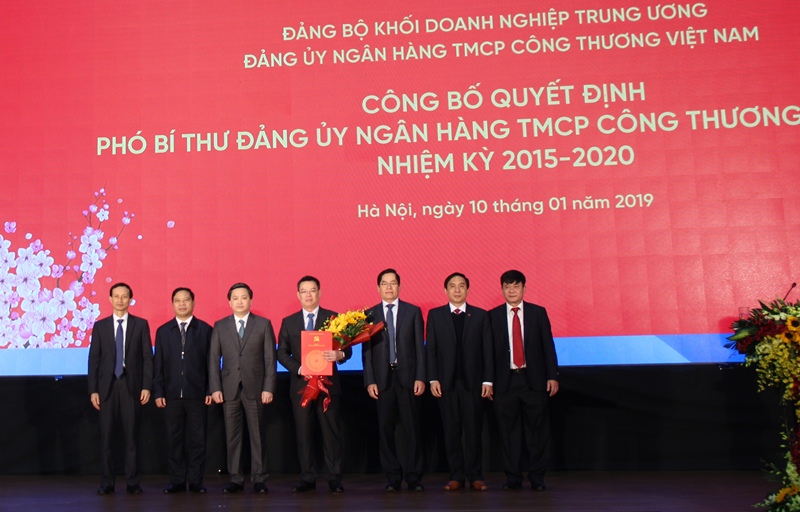 Cũng tại Hội nghị, đồng chí Phạm Viết Thanh - Ủy viên Trung ương Đảng, Bí thư Đảng ủy Khối DNTW đã trao Quyết định chuẩn y chức danh Phó Bí thư Đảng ủy VietinBank cho đồng chí Trần Minh Bình - Tổng Giám đốc VietinBank