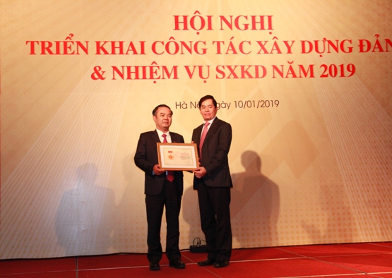 Đồng chí Phạm Viết Thanh - Bí thư Đảng ủy Khối Doanh nghiệp Trung ương trao tặng Kỷ niệm chương Vì sự nghiệp Dân vận của Đảng cho 01 đồng chí