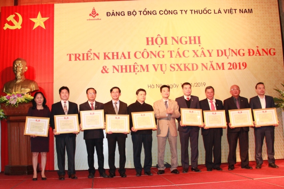 Phó Tổng giám đốc Vinataba Đặng Xuân Phương trao tặng Giấy khen của Tổng công ty Vinataba cho các tập thể và cá nhân có thành tích xuất sắc trong năm 2018.