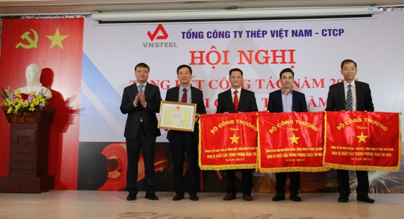 đại diện lãnh đạo Bộ Công thương tặng Cờ thi đua và Bằng khen của Bộ Công thương cho các tập thể