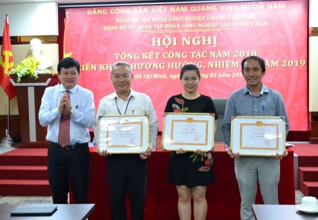 Các chi bộ hoàn thành xuất sắc nhiệm vụ được tuyên dương khen thưởng