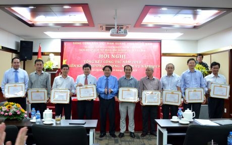 Các đảng viên hoàn thành xuất sắc nhiệm vụ được khen thưởng