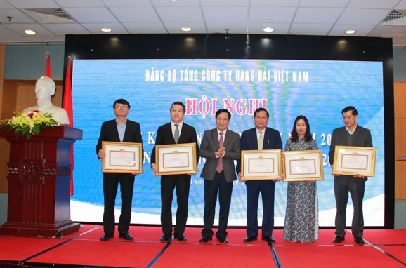 Đồng chí Phạm Tấn Công - Phó Bí thư Thường trực Đảng ủy Khối Doanh nghiệp Trung ương tặng Bằng khen cho tập thể, cá nhân trong Đảng bộ Tổng công ty Hàng hải VN có thành tích xuất sắc trong 5 năm liên tục.