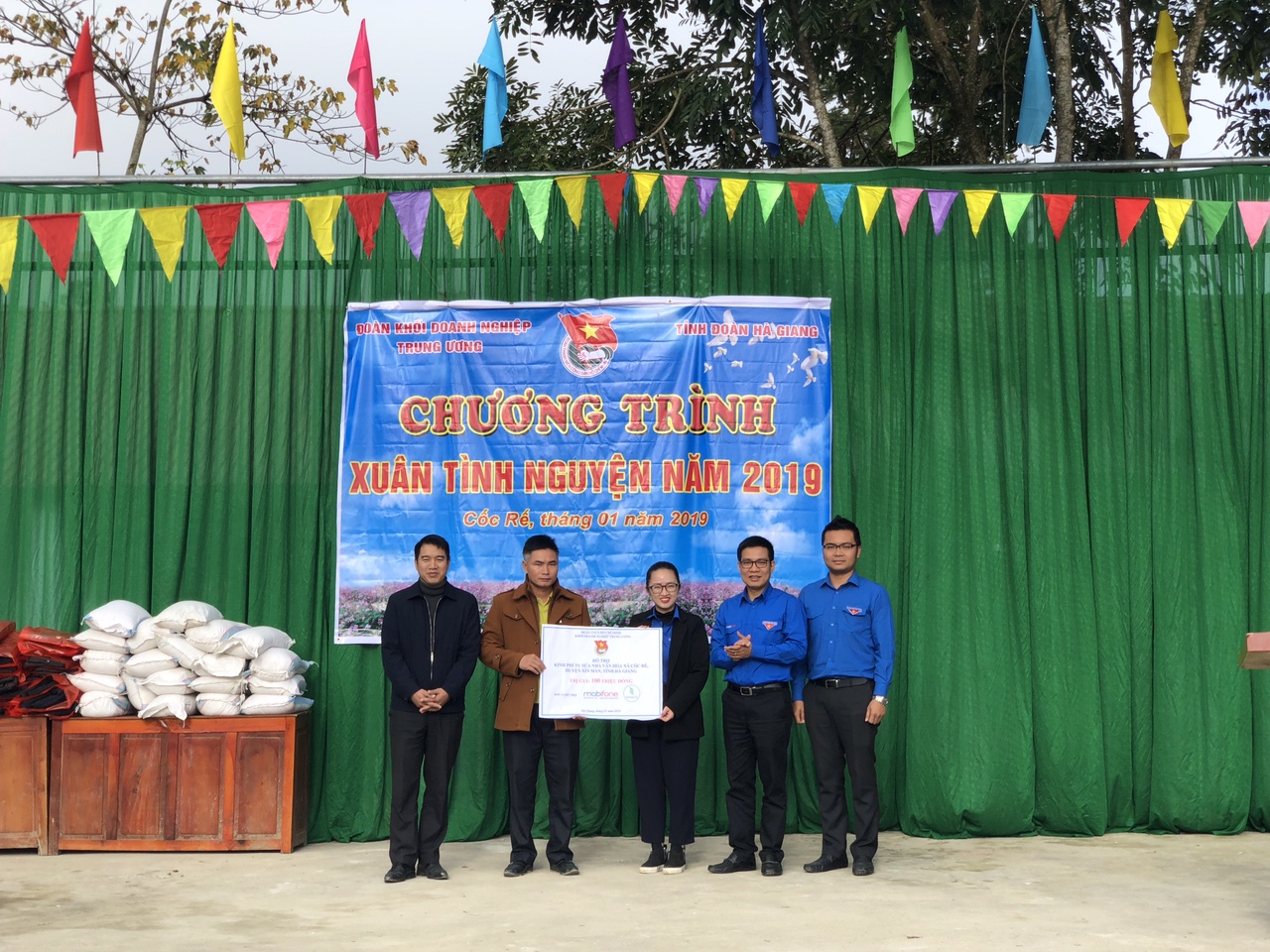 Đoàn công tác trao biển hỗ trợ 100 triệu đồng để tu sửa nhà văn hóa xã Cốc Rế