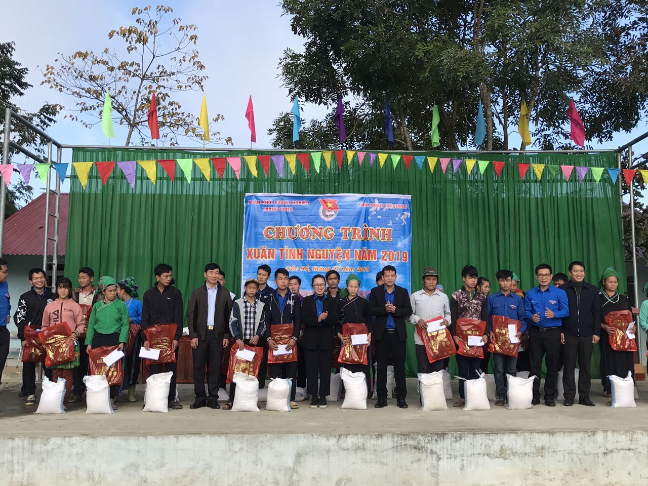 Đoàn công tác tặng 30 suất quà tết cho các gia đình chính sách có hoàn cảnh khó khăn nhân dịp tết Nguyên Đán