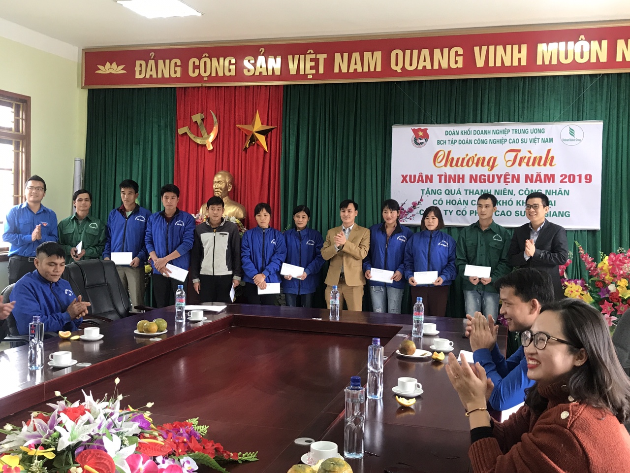 Đoàn tới thăm và tặng quà 20 suất cho thanh niên công nhân có hoàn cảnh khó khăn tại Công ty CP Cao su Hà Giang