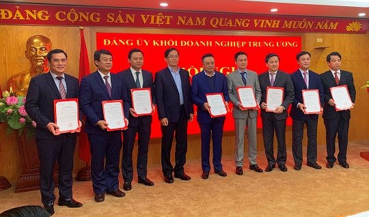 Đồng chí Phạm Viết Thanh - Ủy viên Trung ương Đảng, Bí thư Đảng ủy Khối trao Quyết định cho các đồng chí được Bộ Chính trị, Ban Bí thư chỉ định tham gia Ban Chấp hành Đảng bộ Khối DNTW nhiệm kỳ 2015 - 2020.