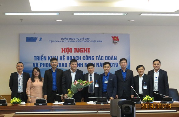 Tặng hoa cho các đồng chí đã có 