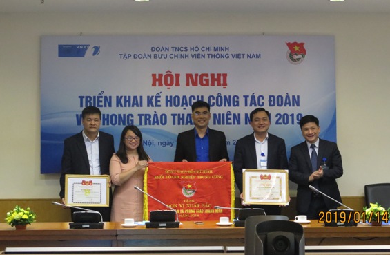 Đại diện Đoàn Khối Doanh nghiệp Trung ương tặng Cờ Thi đua của Trung ương Đoàn cho Đoàn thanh niên VNPT
