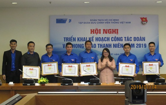 Đại diện Đoàn Khối Doanh nghiệp Trung ương tặng Bằng khen của Đoàn Khối DNTW cho các tập thể, cá nhân thuộc Đoàn thanh niên VNPT