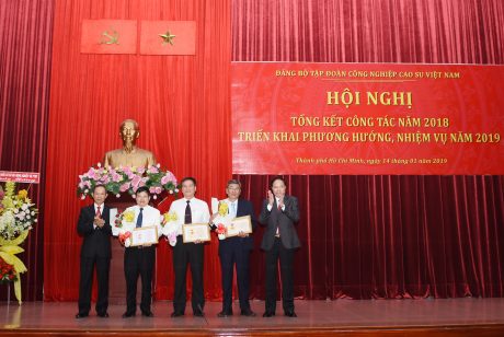 Phó Bí thư Đảng ủy Khối DNTW Lê Văn Châu và Chủ tịch HĐQT VRG Trần Ngọc Thuận trao Kỷ niệm chương Vì sự nghiệp Tuyên giáo; Kỷ niệm chương Vì sự nghiệp Dân vận của Đảng; Kỷ niệm chương Vì sự nghiệp Kiểm tra của Đảng cho các đồng chí thuộc Đảng bộ VRG.