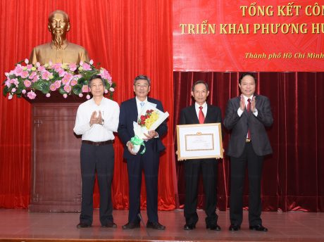 Đồng chí Lê Văn Châu - Phó Bí thư Đảng ủy Khối DNTW trao Bằng khen cho các tổ chức đảng trực thuộc Đảng bộ VRG có thành tích xuất sắc năm 2018 