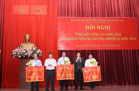 Các tổ chức Đảng trực thuộc Đảng bộ VRG nhận Cờ trong sạch vững mạnh tiêu biểu 5 năm liền (2014 - 2018) của Đảng ủy Khối DNTW.