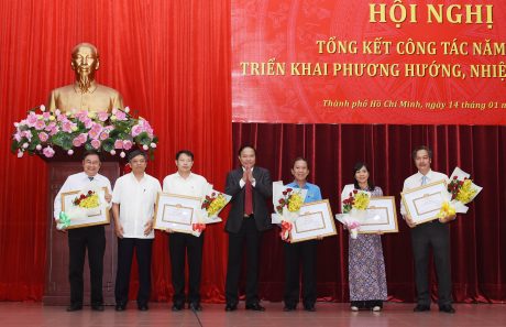 Các tập thể, cá nhân nhận thuộc Đảng bộ VRG Bằng khen của Đảng ủy Khối DNTW.