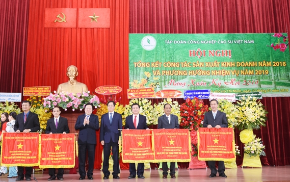 Đồng chí Phạm Viết Thanh – Bí thư Đảng ủy khối Doanh nghiệp TW và đồng chí Nguyễn Hoàng Anh - Ủy ban Quản lý vốn Nhà nước tại doanh nghiệp trao Cờ thi đua Chính phủ cho các đơn vị.