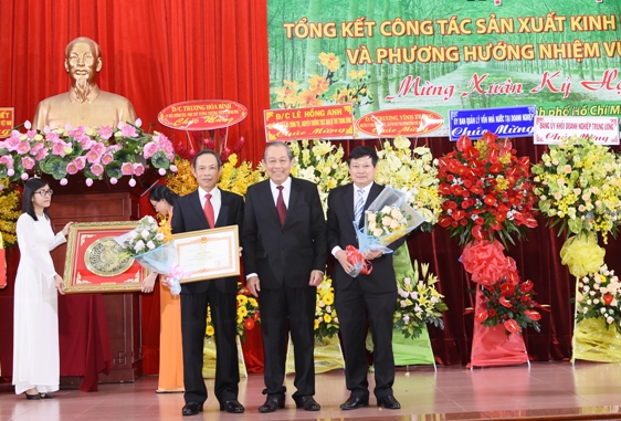 Đồng chí Trương Hòa Bình - Ủy viên Bộ Chính trị, Phó Thủ tướng thường trực Chính phủ trao bằng khen Chính phủ về dẫn đầu phong trào thi đua các tập đoàn, tổng công ty Nhà nước năm 2017 cho VRG