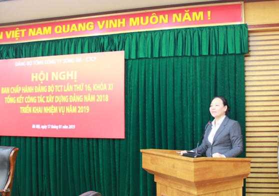 Đồng chí Đoàn Thị Hồng Nga - Ủy viên Ban Thường vụ, Trưởng ban Tuyên giáo Đảng ủy Khối DNTW phát biểu tại Hội nghị