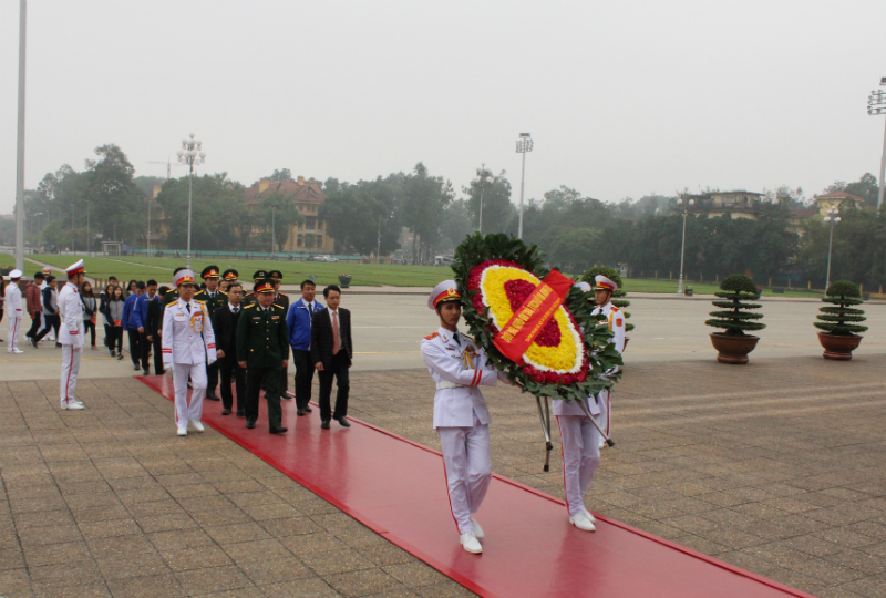 Đoàn đại biểu vào Lăng viếng Bác