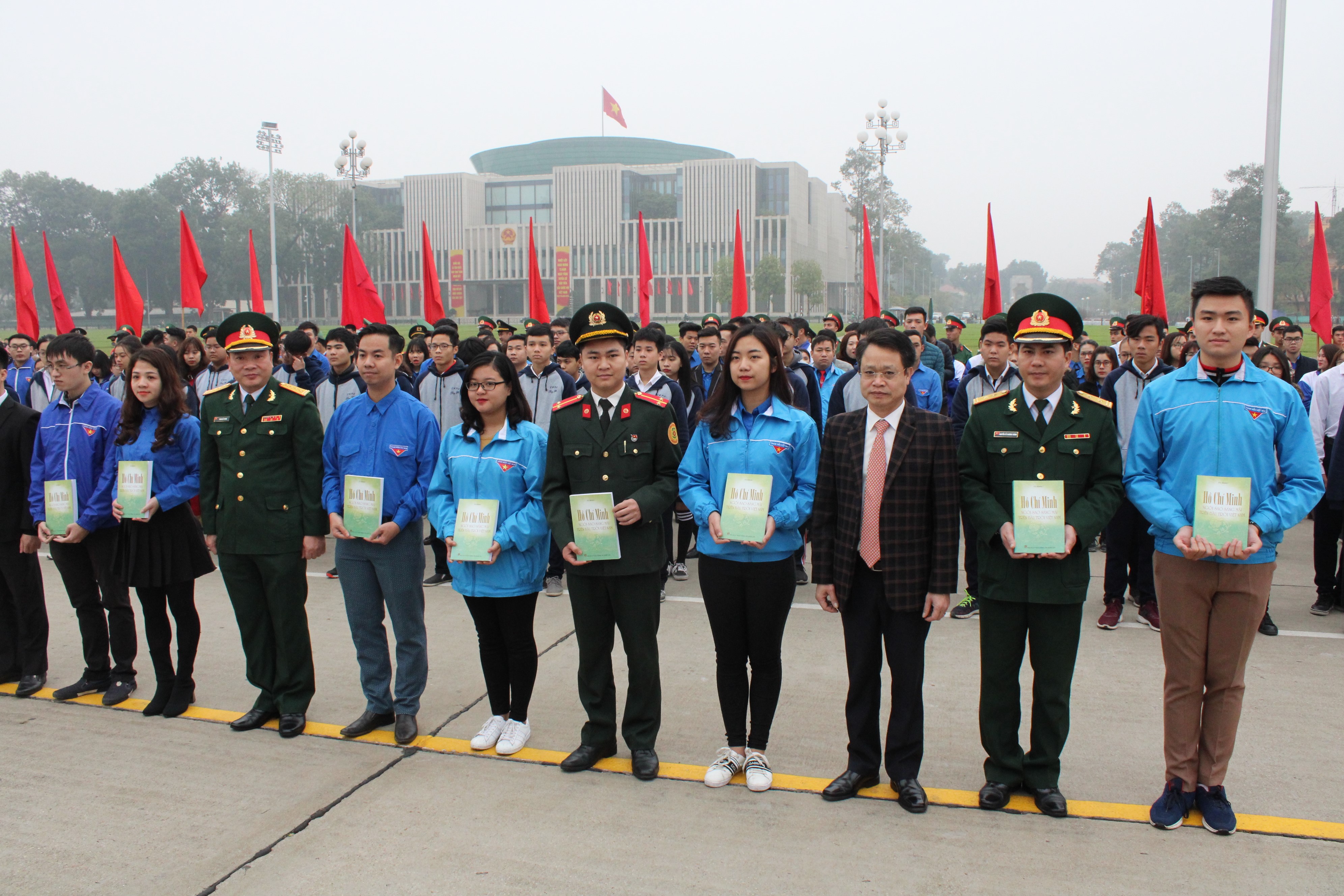 Các đại biểu trao tặng sách về Chủ tịch Hồ Chí Minh cho tuổi trẻ các đơn vị