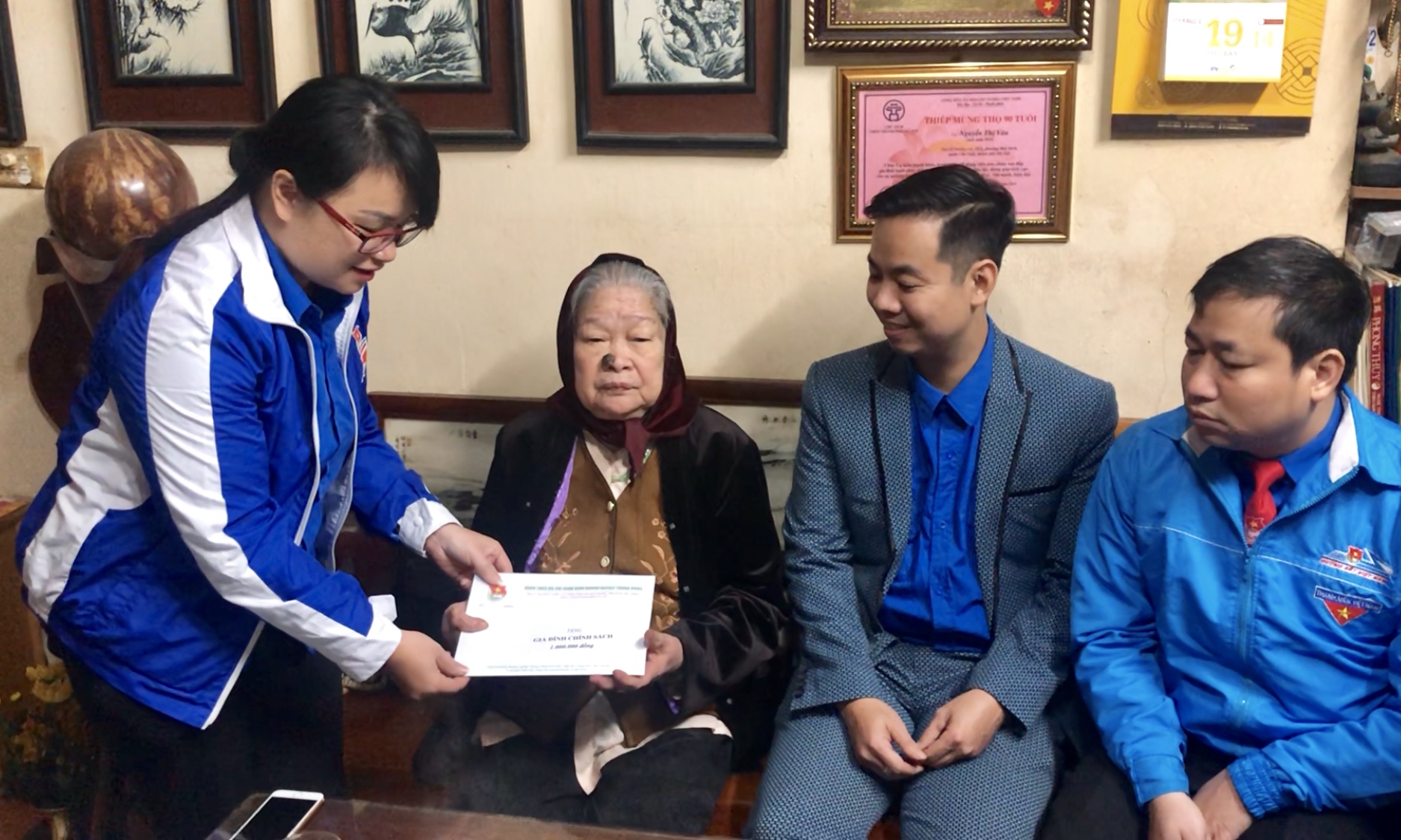 Đoàn tặng quà Mẹ Việt Nam Anh hùng Nguyễn Thị Vân tại phường Mai Dịch