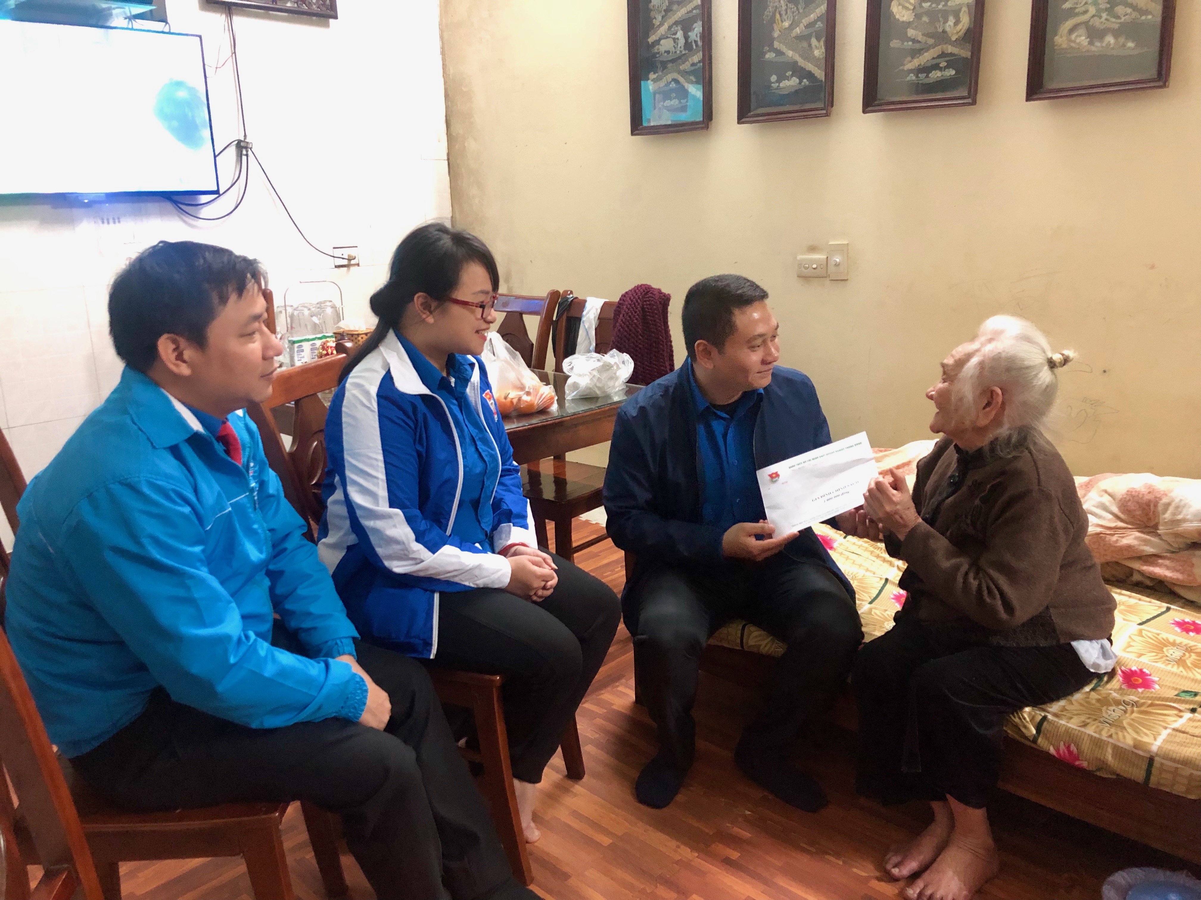 Đoàn tặng quà Mẹ Việt Nam Anh hùng Nguyễn Thị Ngân tại phường Trung Hòa