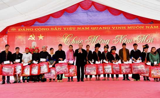 Đồng chí Trần Quốc Vượng - Ủy viên Bộ Chính trị, Thường trực Ban Bí thư trao 100 suất quà Tết cho các hộ gia đình nghèo của 3 xã: Xuân Tầm, Phong Dụ Thượng, Phong Dụ Hạ thuộc huyện Văn Yên, tỉnh Yên Bái.