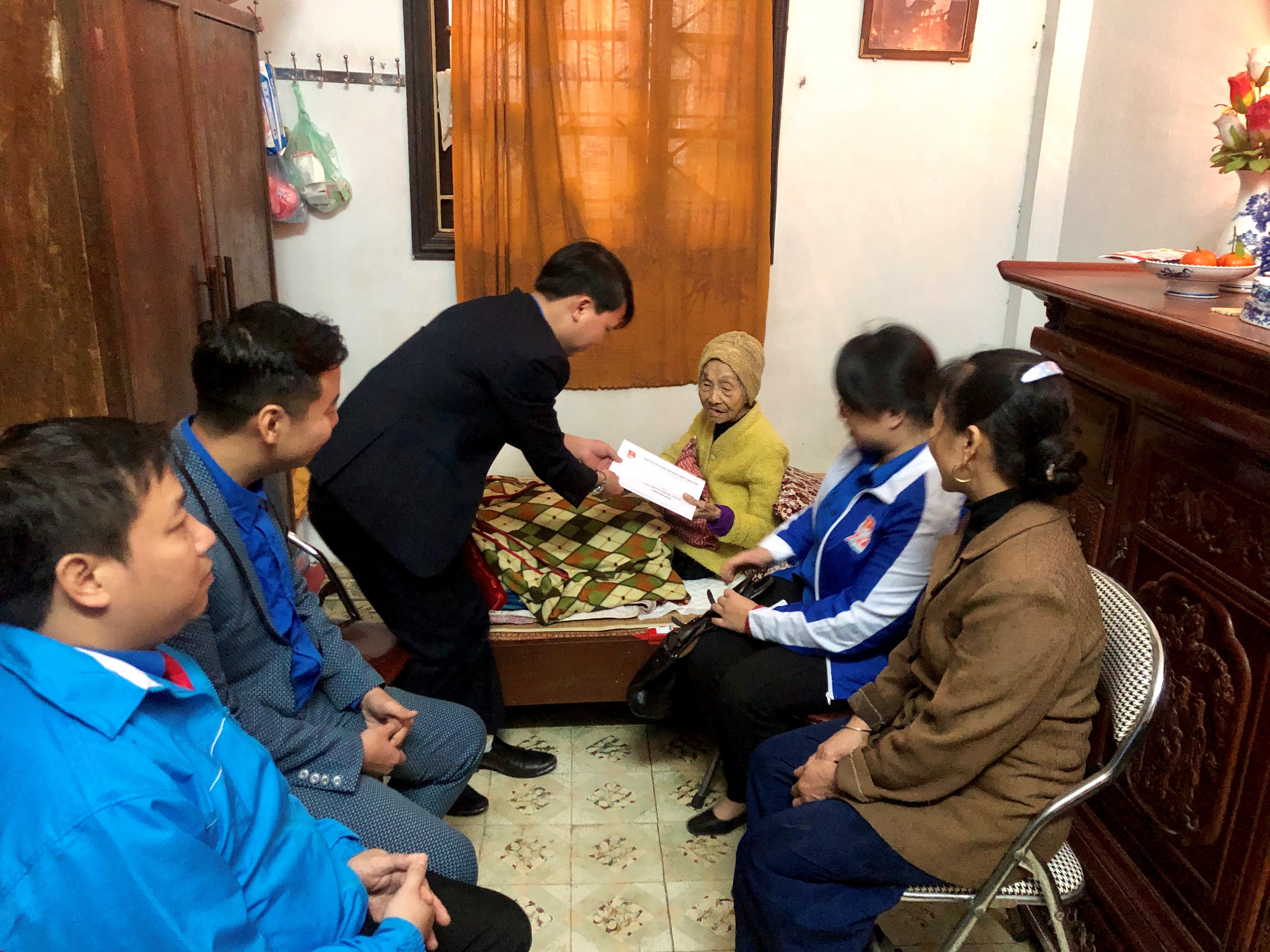 Đoàn tặng quà Gia đình Mẹ Liệt sỹ Đỗ Thị Kim Liên tại phường Dịch Vọng