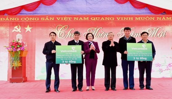 Đại diện lãnh đạo Vietcombank trao tượng trưng số tiền 6 tỷ đồng hỗ trợ xây dựng 2 trường học tại huyện Văn Chấn và Văn Yên trước sự chứng kiến của đồng chí Trần Quốc Vượng - Ủy viên Bộ Chính trị, Thường trực Ban Bí thư và đồng chí Phạm Thị Thanh Trà - Ủy viên BCH Trung ương Đảng, Bí thư Tỉnh ủy, Chủ tịch HĐND tỉnh Yên Bái.