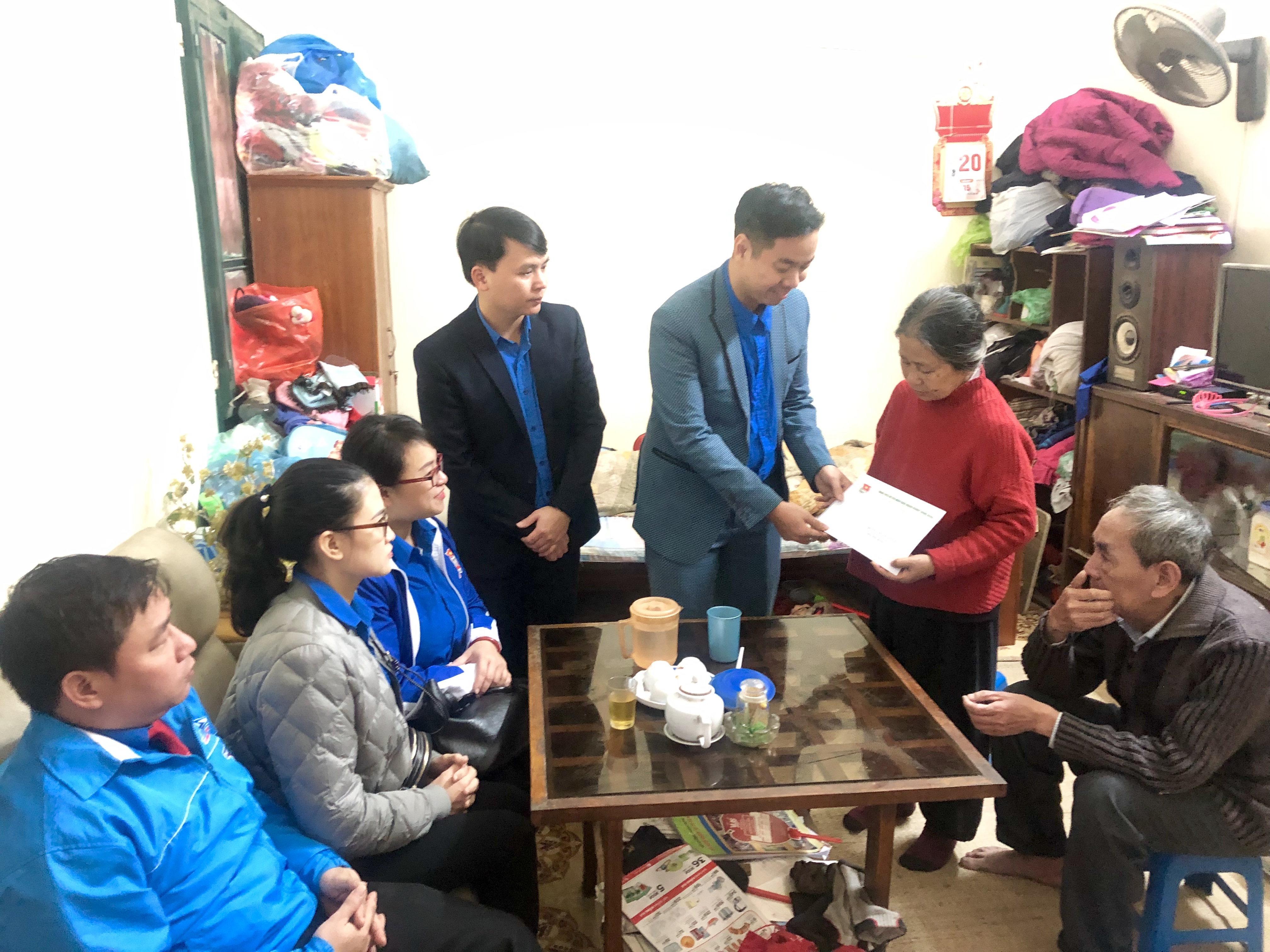 Đoàn tặng quà gia đình hộ cận nghèo tại phường Nghĩa Đô