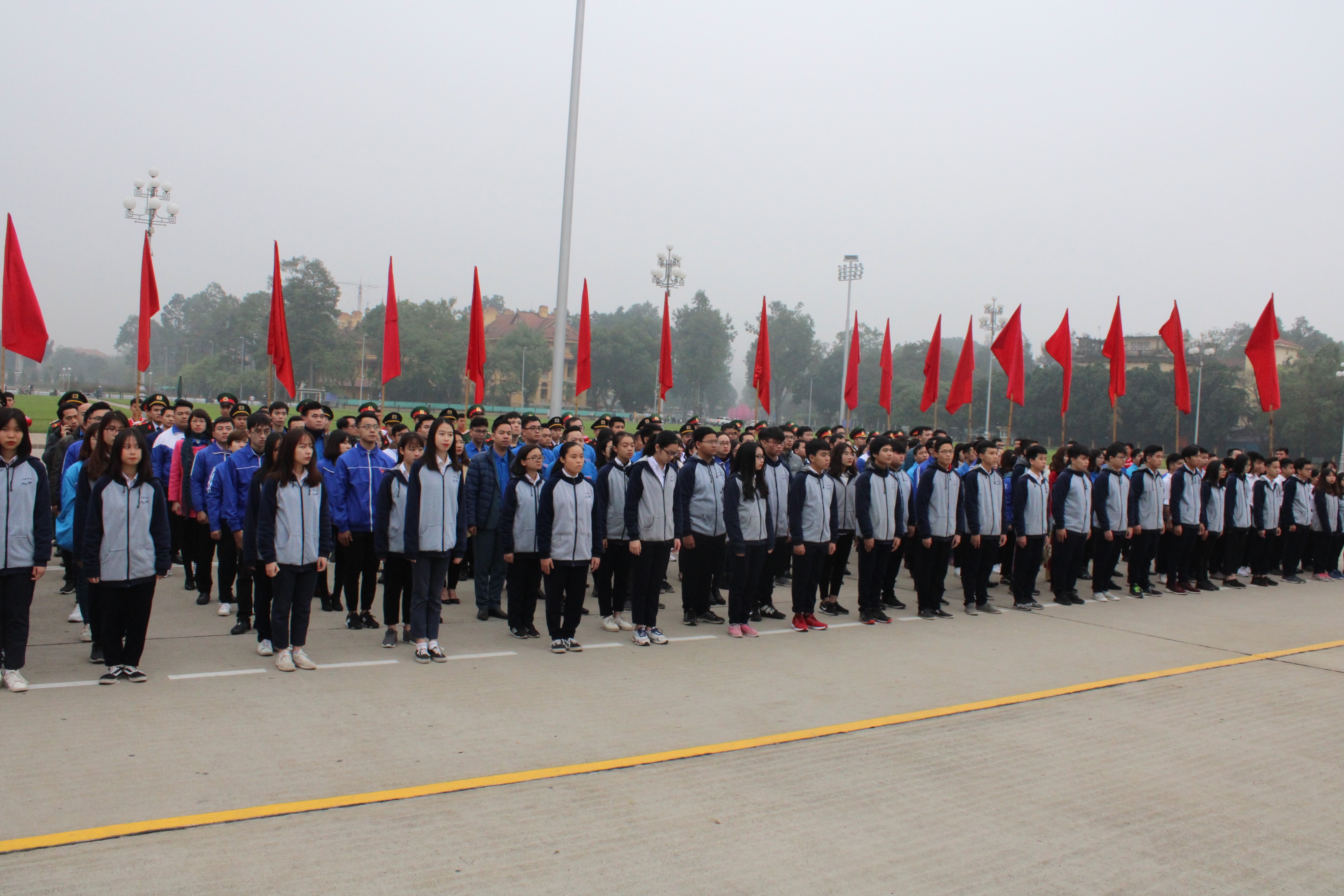 Đoàn viên thanh niên kính cẩn lắng nghe lời Bác dạy thanh niên