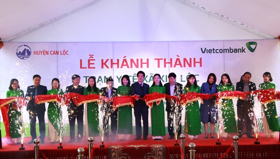 Các đại biểu cắt băng khánh thành Trạm Y tế xã Kim Lộc, huyện Can Lộc, tỉnh Hà Tĩnh