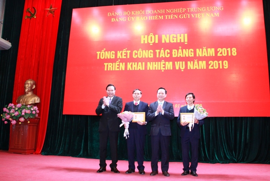 Tặng Kỷ niệm chương Vì sự nghiệp Tuyên giáo cho 2 đồng chí